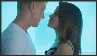 Ánh mắt chạm nhau khi ở chung nhà với em gái kế