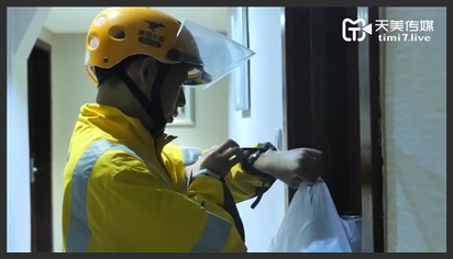 Anh nhân viên giao hàng sở hữu khả năng thôi miên