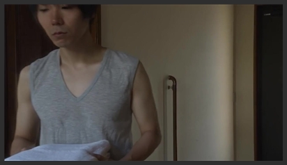 Anh trai đang ngủ thì em họ dâm đãng mò vào chăn bú chuối