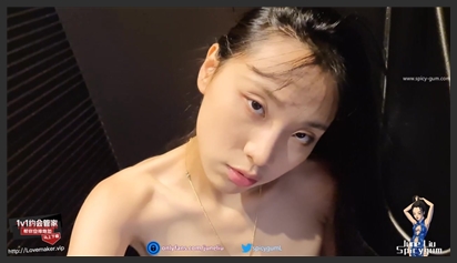 Bắt em liếm cây hàng trước khi tắm