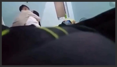 Bố mẹ về khi anh ta đang địt nhau với bạn trai