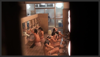 Các cô gái trẻ đẹp tắm chung với nhau ở nhà tắm công cộng