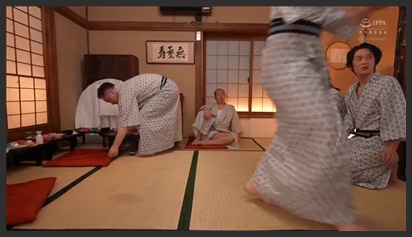 Chồng nhìn vợ bị quấy rối tình dục trong bữa tiệc công ty với sếp