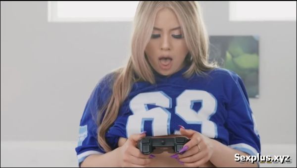 Con gái dâm đãng mặc quần lót chơi game trước mặt cha dượng