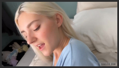 Đánh thức cô em kế Eva Elfie bằng cái đầu khấc to dài