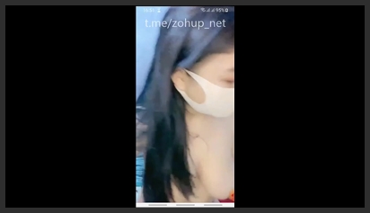 Em gái dâm nhét trái cây vào lồn