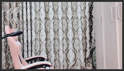 Em gai xinh không măc đô nhun nhay trươc livestream