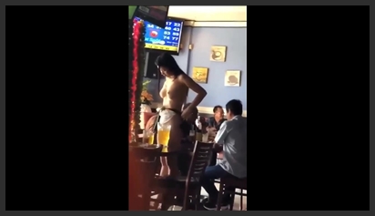 Em nữ nhân viên phục vụ quán bia bị quay lén