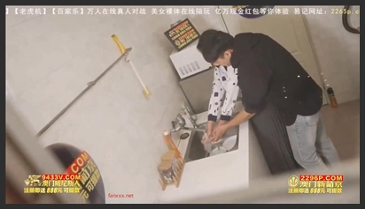 Gạ tình địt vợ thằng bạn xinh đẹp nứng lồn đang rửa bát ở bếp