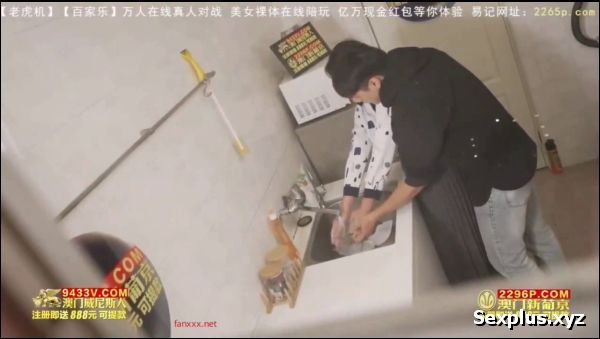 Gạ tình địt vợ thằng bạn đang rửa bát ở bếp