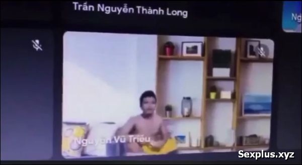 Học online nam sinh chịch bạn gái trước mặt thầy và bạn bè . Sex Việt