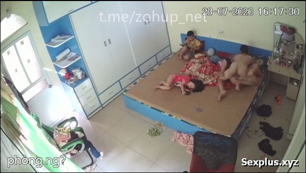 Hack cam đôi vợ chồng trẻ đè chịch trước mặt con đang chơi điện thoại