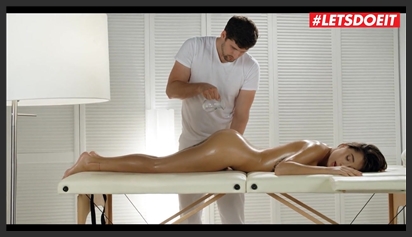 Massage toàn thân xong chuyển qua móc lồn em gái