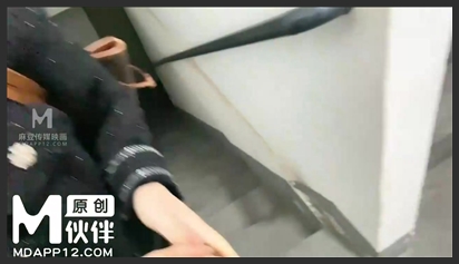 Nhét máy rung vào lồn em gái mưa