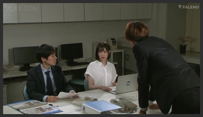 Nữ đồng nghiệp gợi cảm đêm kiệt sức ở một nơi xa