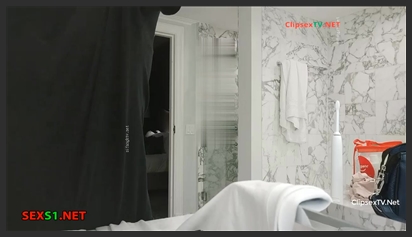 Quay Lén Thay Đồ Tại Một Bể Bơi