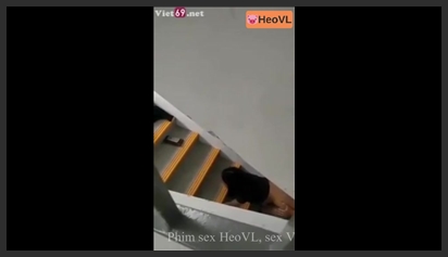 Quay lén cặp đôi giã nhau dưới cầu thang