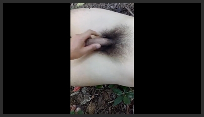 Thanh niên nứng cặc nằm sóc lọ trên đồi