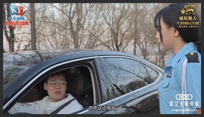 Tình cờ phát hiện em nữ cảnh giao thông tối đi làm thêm