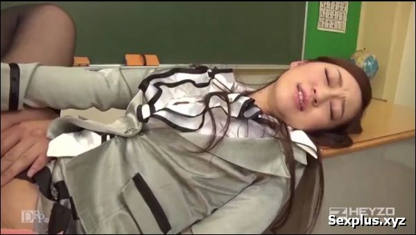 Học sinh ngoan ngoãn được cô giáo ưu ái cho địt phim sex khong che