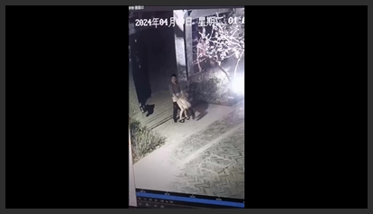 Quay lén em gái hàng xóm đang tắm kì cọ lồn múp của ẻm phim sex khong che